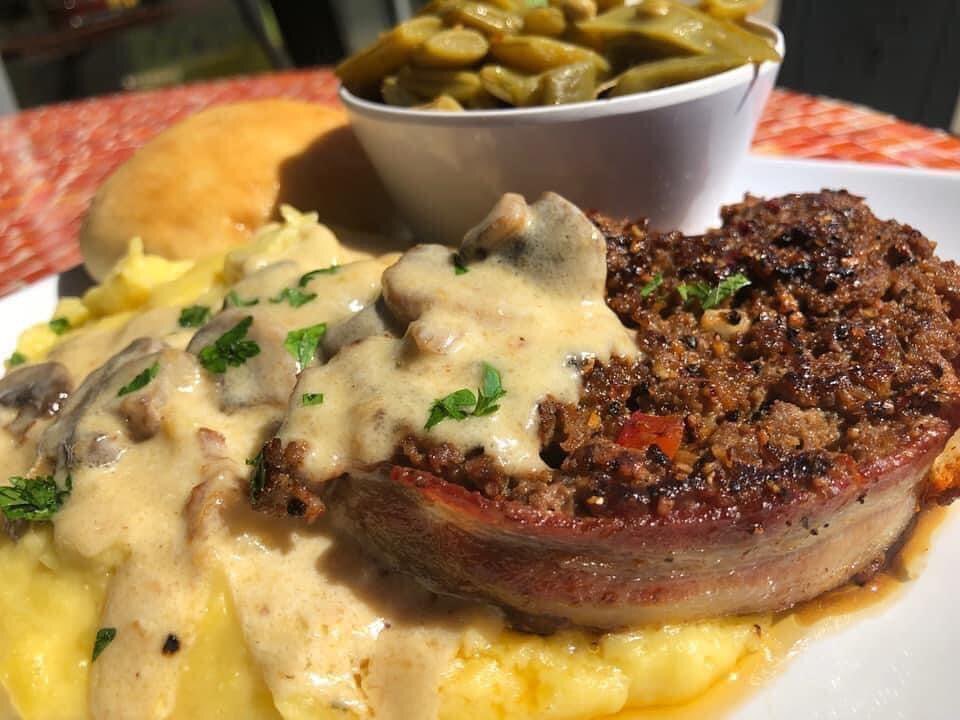YoMamasMeals's tweet photo. As seen on the @cookingchannel with @alikhaneats Mama’s Bacon Wrapped Meatloaf is served with Mama’s Mashed Potatoes, Green Beans &amp; a Roll!! #GFGoodness ORDER ONLINE click link in bio #OrderPayPickUp https://t.co/L8AjSLf5sA