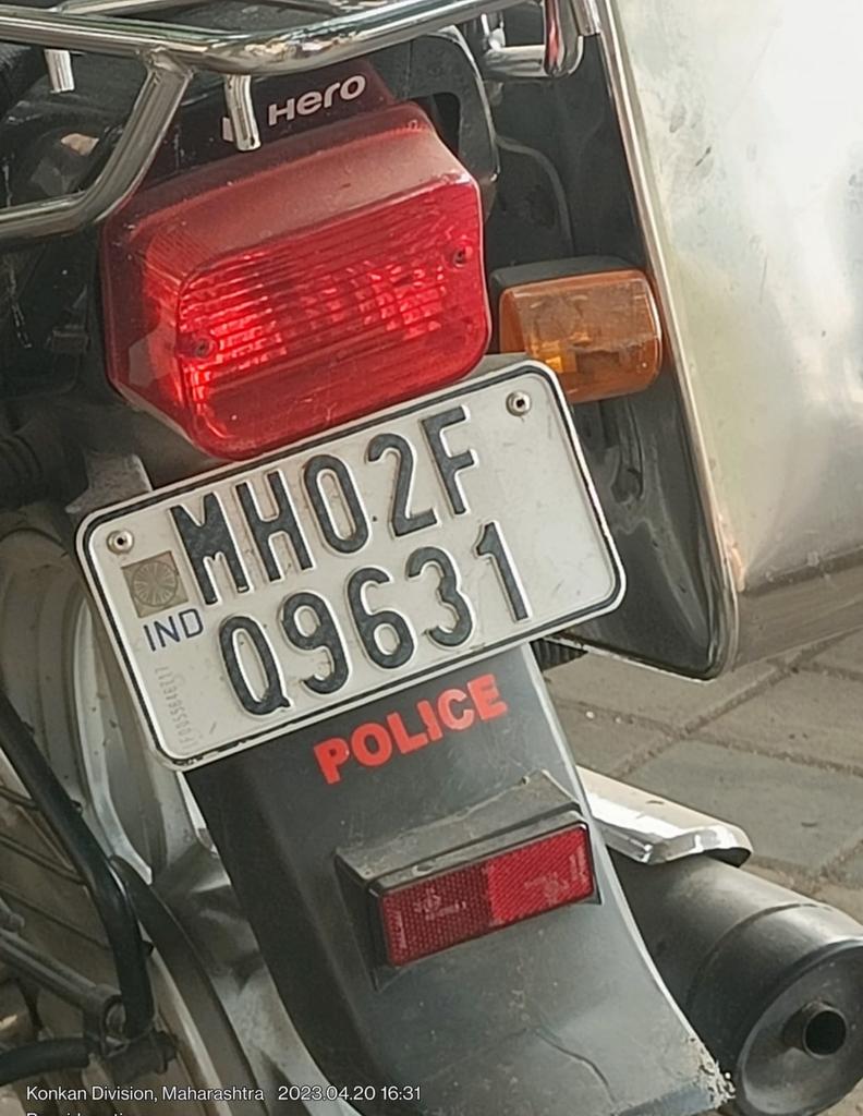 Maharani_1206's tweet photo. This message condemns the #illegal #parking of #Police #officers and highlights the #Hypocrisy of authorities #flouting the law. The message also draws attention to the terror that such actions can create among people.  
@mieknathshinde @NikhilCDesai1 @RoadsOfMumbai @BankiMistry https://t.co/X09VSRSYKS