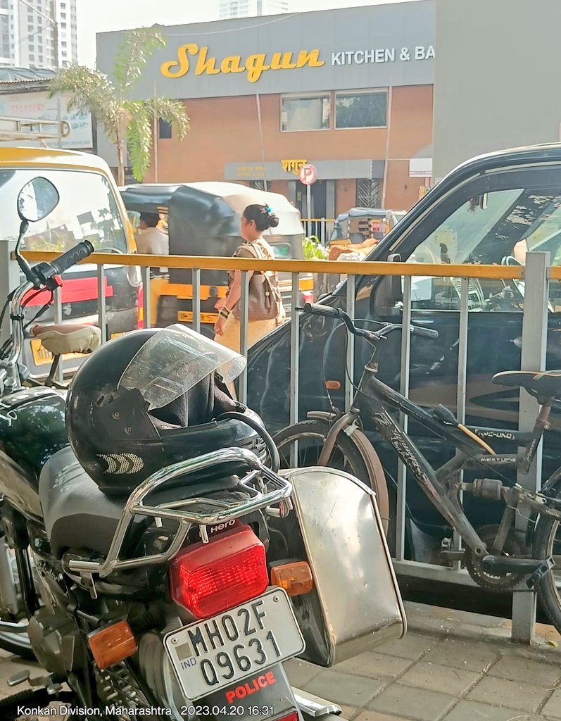 Maharani_1206's tweet photo. This message condemns the #illegal #parking of #Police #officers and highlights the #Hypocrisy of authorities #flouting the law. The message also draws attention to the terror that such actions can create among people.  
@mieknathshinde @NikhilCDesai1 @RoadsOfMumbai @BankiMistry https://t.co/X09VSRSYKS