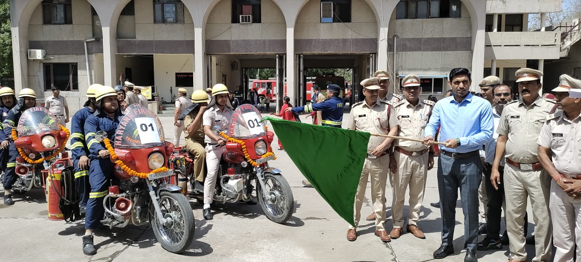 diprogurugram1's tweet image. #Gurugram में अग्निशमन सेवा सुरक्षा सप्ताह का हुआ समापन, आमजन में जागरूकता लाने के लिए निकाला गया रोड शो।
डीसी श्री निशांत कुमार यादव ने रोड शो को दिखाई हरी झंडी और जिलावासियों से की जागरूक बनने की अपील। 
#FireSafetyWeek  #Flagoff