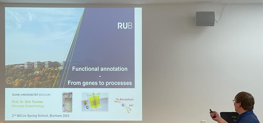 TischlerLab's tweet image. Our @dirktischler presented one of his favorite topics in the @grk2341 SpringSchool&apos;23 and provided examples on #monooxygenases #microbialdegradation #biocatalysis #genomes #annotation #phylogeny etc ;-)