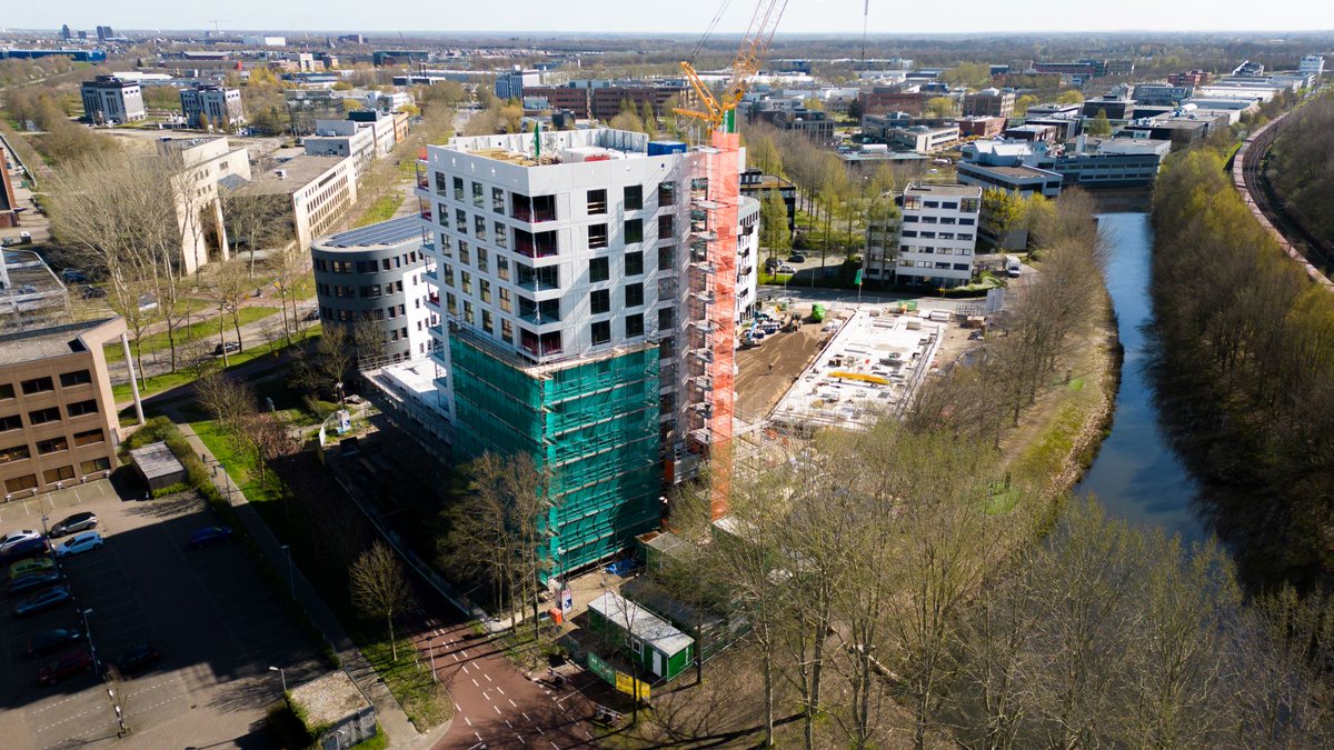 Heilijgers's tweet photo. 𝗛𝗢𝗢𝗚𝗦𝗧𝗘 𝗣𝗨𝗡𝗧 | 𝟵𝟴 𝗔𝗣𝗣𝗔𝗥𝗧𝗘𝗠𝗘𝗡𝗧𝗘𝗡 𝗗𝗘 𝗟𝗜𝗖𝗛𝗧𝗣𝗘𝗡 𝗔𝗠𝗘𝗥𝗦𝗙𝗢𝗢𝗥𝗧
Twaalf bouwlagen hoog. Het hoogste punt, een prachtig mijlpaal, vierden we met alle bouwplaatsmedewerkers. We gaan nu verder met het volgende bouwblok van 5 bouwlagen. https://t.co/ddUPSrwwwa