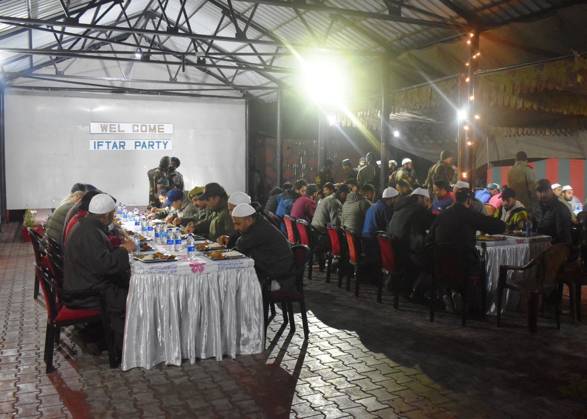 samota_sumer's tweet photo. In the holy month of Ramadan, to foster and reinforce the spirit of peace and with an aim to strengthen bonhomie between Army and local populace, 2 Rashtiya Rifles Battalion organised an Iftar party at Zainakote Army Camp.
#G20 
#RamzanMubarak2023 
#Kashmir
#ProsperousKashmir https://t.co/N5mktq0cni