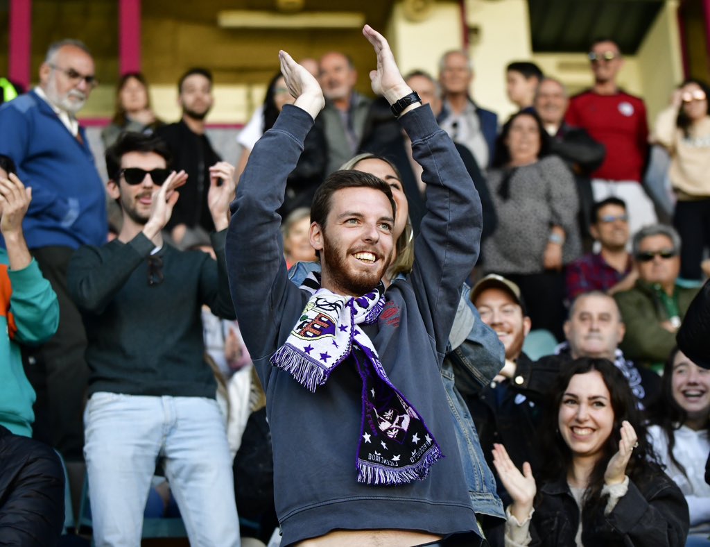 💍👰🏻🤵‍♂️ ¿Quieres casarte conmigo? 

💘🏟️ Una propuesta de matrimonio, en el Templo. Álex y Esmeralda ♾️🤍🖤👏🏼

#HalaUnion
#100AñosDeUnion