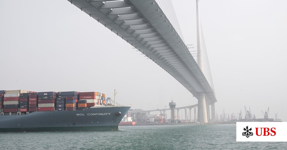 UBS's tweet photo. Decarbonising the shipping industry could help to remove 3% of global CO2 emissions. 

#UBSResearch and #UBSEvidenceLab analysts explore the costs of decarbonisation and opportunities for businesses. Read more here: https://t.co/4IrFbHv5AB

#shareUBS #shipping