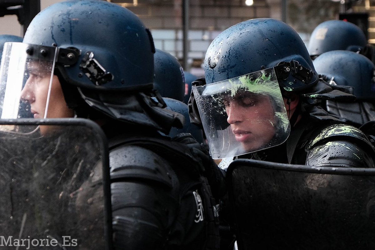 ma_jo_ie's tweet photo. Explosion de couleurs lors de la manifestation contre la réforme des retraites du jeudi 13 avril 2023 à Paris.
Suite du reportage photo: https://t.co/rXJrcsinzp

#JeudiPhoto #manif13avril #ReformeDesRetraites #streetphotography #100Jours https://t.co/FTxtjV59Vf