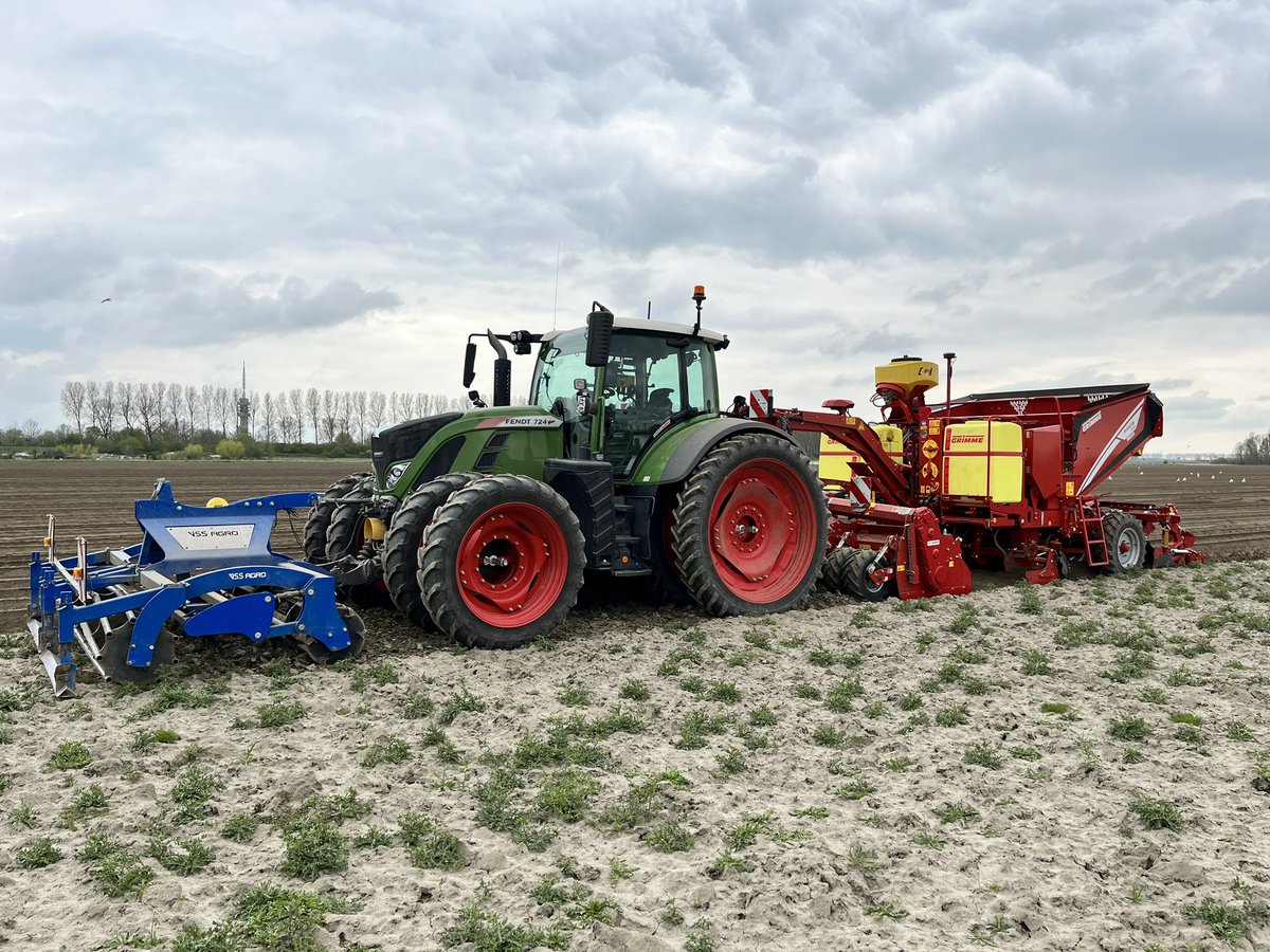 DeJonge_1969's tweet photo. Met de nieuwe pootmachine aan de gang, gaat mooi,prachtige machine https://t.co/tPLfhTLnVL