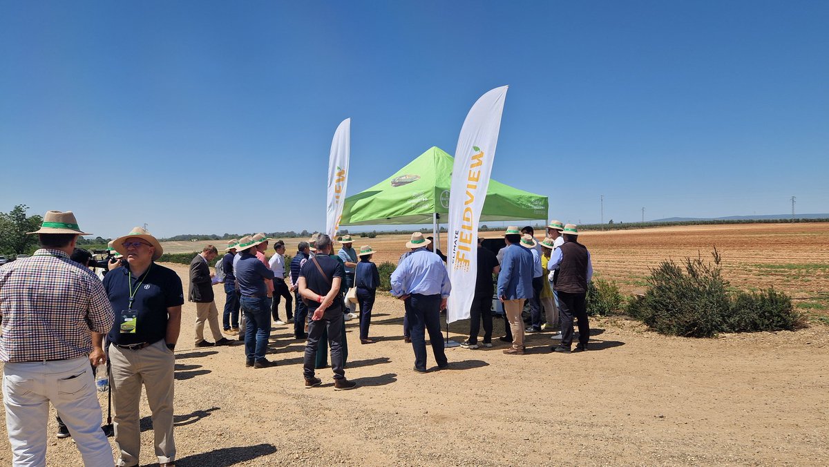 Bayer4CropsES's tweet photo. 🚜🧑🌾 Tras la jornada es la hora de ponernos los sombreros y visitar la Hacienda Las Cárdenas todos juntos para conocer qué medidas y soluciones se están implementando en esta #BayerForwardFarming para mostrás una agricultura sostenible en la práctica. https://t.co/39R7zpywPi