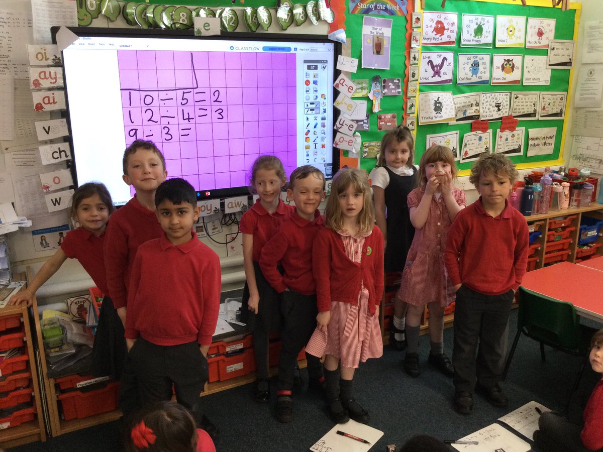 ParkViewPV's tweet photo. This week 1K have been working on sharing groups equally in maths. Children showed this by getting into equal groups of 3. I also introduced the division symbol to the children and they have been working out some division sums. Well done for all of your hard work! #PVMaths https://t.co/SXXf7OR7oQ