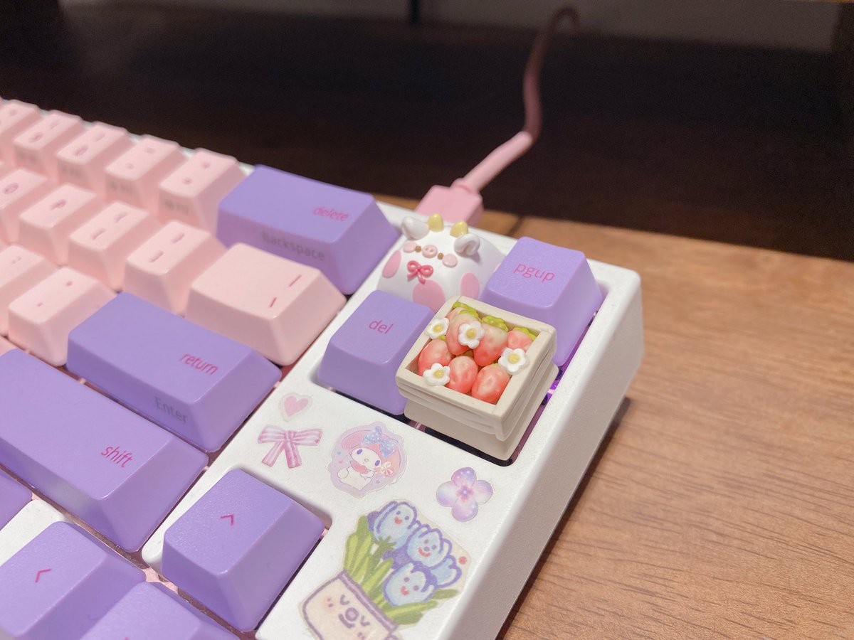 turning the corner of my keyboard into a farm 

🐮🍓🌼
cow -&gt; <a href="/aumipon/">aumipon</a> 
strawberry basket -&gt; rinkicaps (ig)