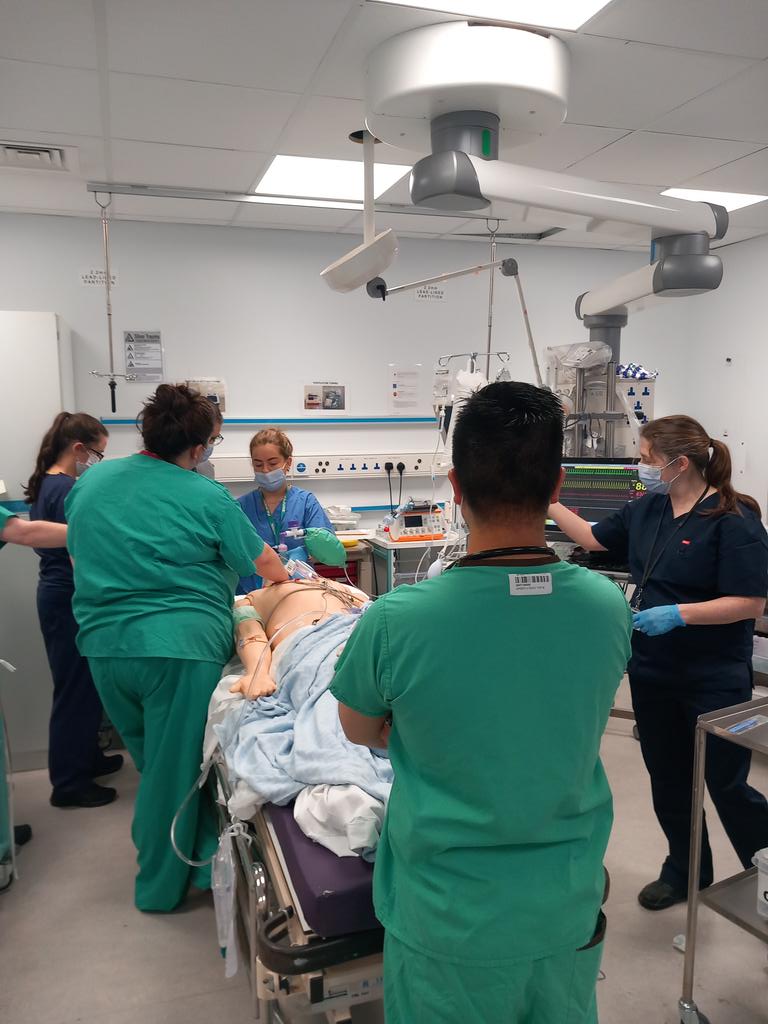 ed_tuh's tweet image. Team TUH NAS, ED &amp;amp; ICU #simulation training on #sepsis; managing septic shock &amp;amp; a physiologically #difficultairway. Excellent mdt communication, vocalisation of the airway plan &amp;amp; view with VL. Using cognitive aids including our airway checklist &amp;amp; sepsis form! Go Team TUH!👏