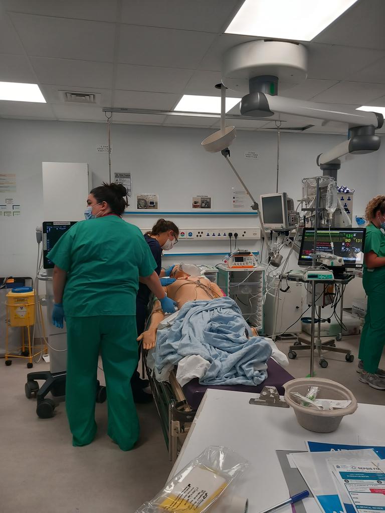 ed_tuh's tweet image. Team TUH NAS, ED &amp;amp; ICU #simulation training on #sepsis; managing septic shock &amp;amp; a physiologically #difficultairway. Excellent mdt communication, vocalisation of the airway plan &amp;amp; view with VL. Using cognitive aids including our airway checklist &amp;amp; sepsis form! Go Team TUH!👏