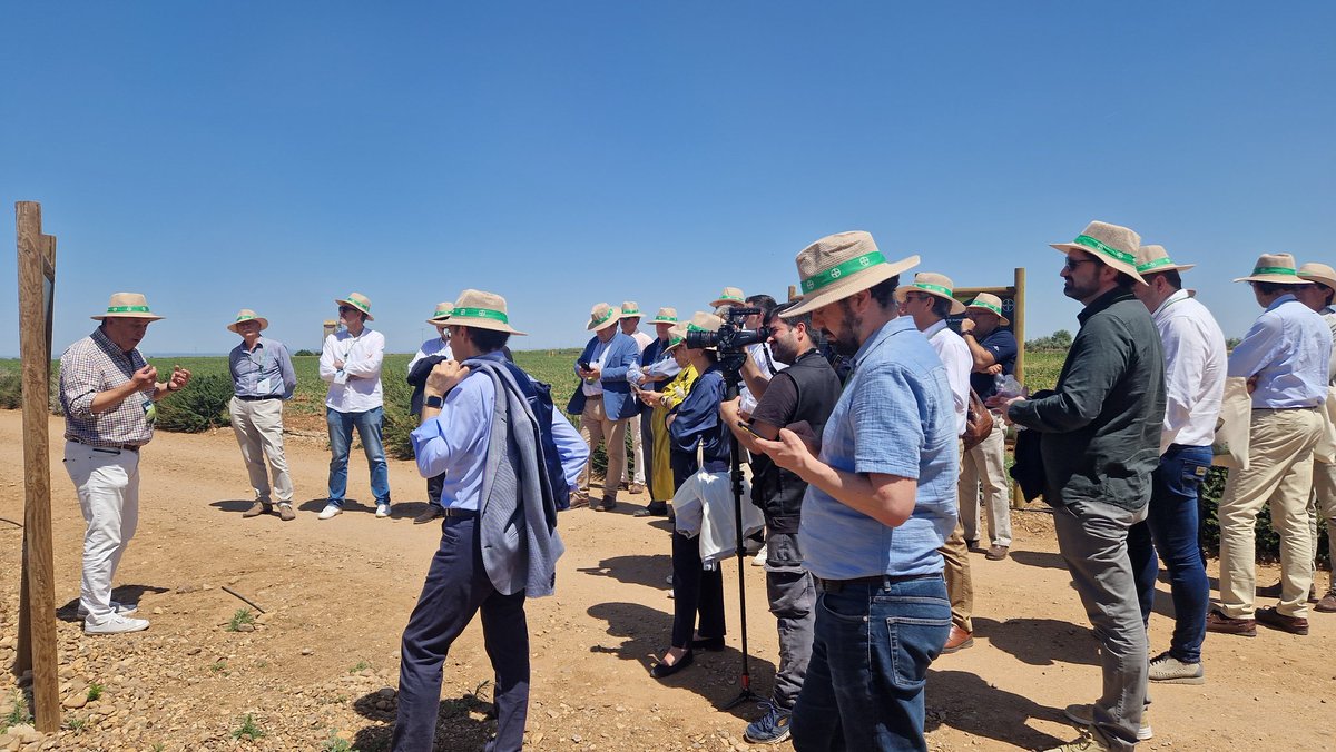 Bayer4CropsES's tweet photo. 🚜🧑🌾 Tras la jornada es la hora de ponernos los sombreros y visitar la Hacienda Las Cárdenas todos juntos para conocer qué medidas y soluciones se están implementando en esta #BayerForwardFarming para mostrás una agricultura sostenible en la práctica. https://t.co/39R7zpywPi