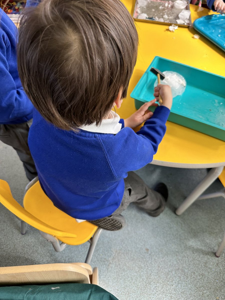 AmyCracknell1's tweet photo. Today we used hammers 🔨 to help save the polar animals from the ice.
It was really hard work
🦭🐳🐋 
@PelhamPrimary_ @PelhamNursery @trustilluminate https://t.co/zahCarbkHl