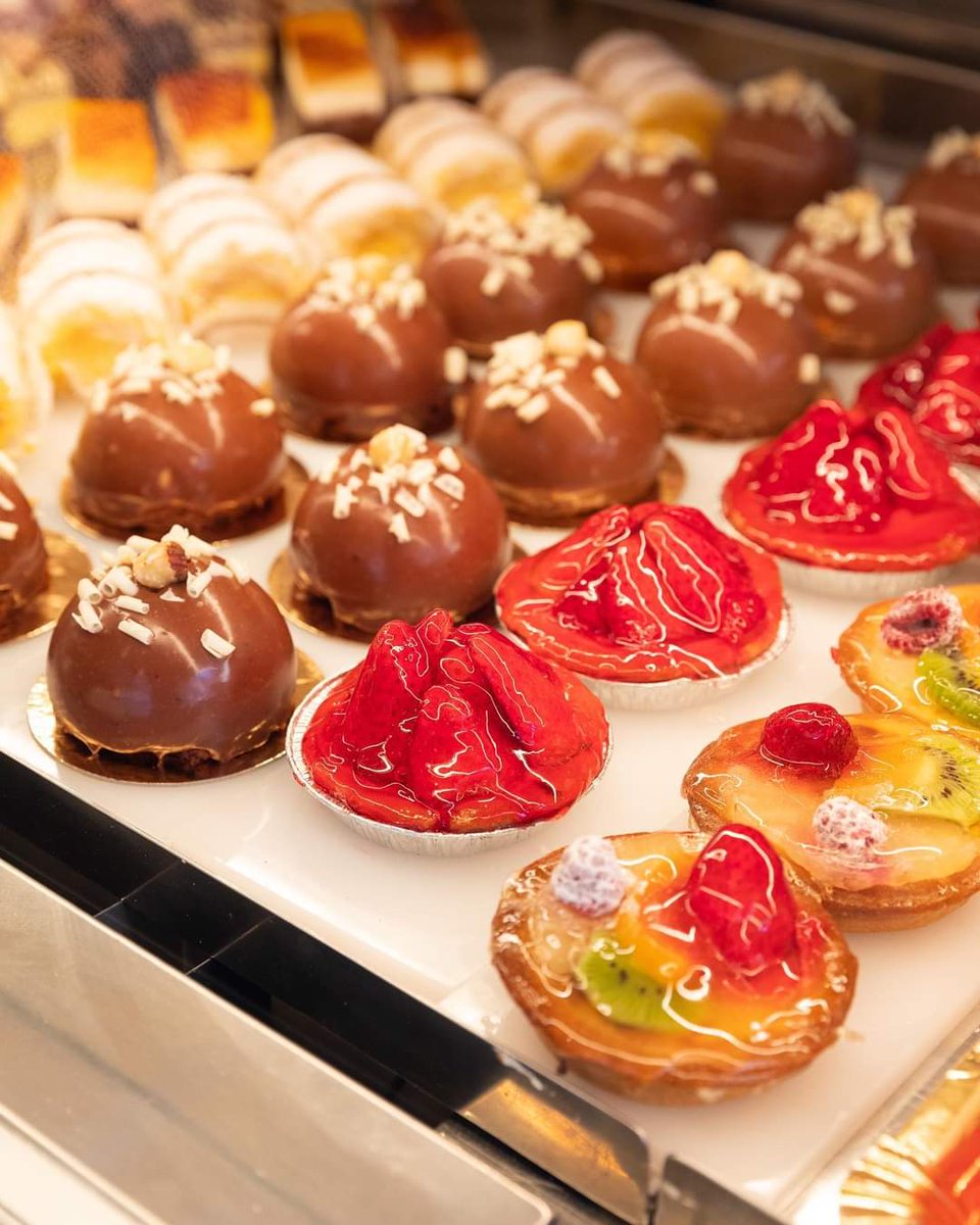 A nadie le amarga un dulce..😜
¿Cuál de estos se te antoja?🤭

#LaCanasta #Malaga #Sevilla #dulces #pasteles