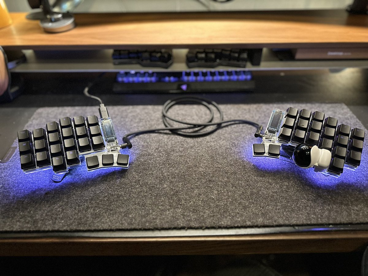 cookcho_'s tweet photo. きいぼうる人気すぎて一生買えないかと思ってました。

#お前らのpcデスク周り晒していけ
#keyball
 #自作キーボード https://t.co/h3yOwpYNVH