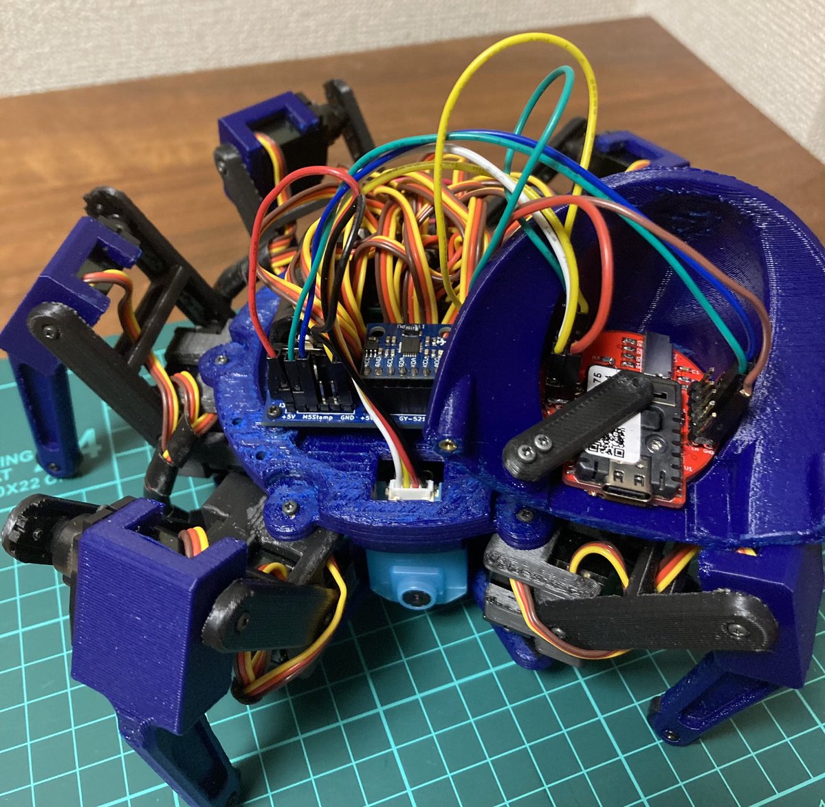 robotakao's tweet photo. スナさんのラウンド液晶に #M5StampS3 を付けて以前作った六脚ロボットに換装、顔追跡や水平時期など一通り動かせた。
@M5Stack #M5StampS3Contest
#IMU #M5Stack #UnitV #joyC https://t.co/STubORT1km