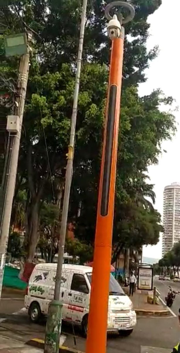 cebuenocad's tweet photo. No coma cuento, no le pare bolas a un video que comenzó a circular en redes sociales sobre la supuesta existencia de una "cámara fotomulta".

Eso es FALSO. Lo repito, eso es FALSO.

Lo único cierto es que la Dirección de Tránsito NO ha instalado ningún dispositivo electrónico para detectar infracciones en la carrera 27 con calle 50 (frente a ElectroRey, junto al parque Turbay).

Eso si, maneje con cuidado, no deje abandonado su vehiculo en la vía y ni se le ocurra violar las normas de tránsito.