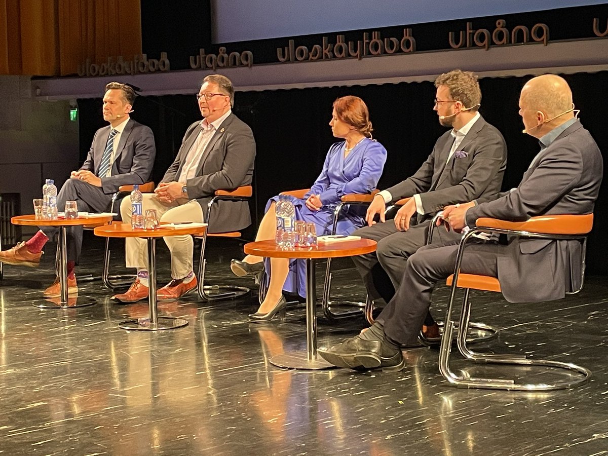 minnahieta's tweet photo. Tiede, tutkimus, tulevaisuus. Mikä loistava #Äyräpääsymposiumi, ihan kuin olisi saanut rautaisannoksen tai rokotteen #disinformaatio vastaan. Kiitos vieraillemme @MikaAaltola @mika_salminen @Keskimaki @IivoHetemaki ja Johanna Snäll, kun kävitte meillä @DuodecimFi kylässä! https://t.co/mD8NXf855B