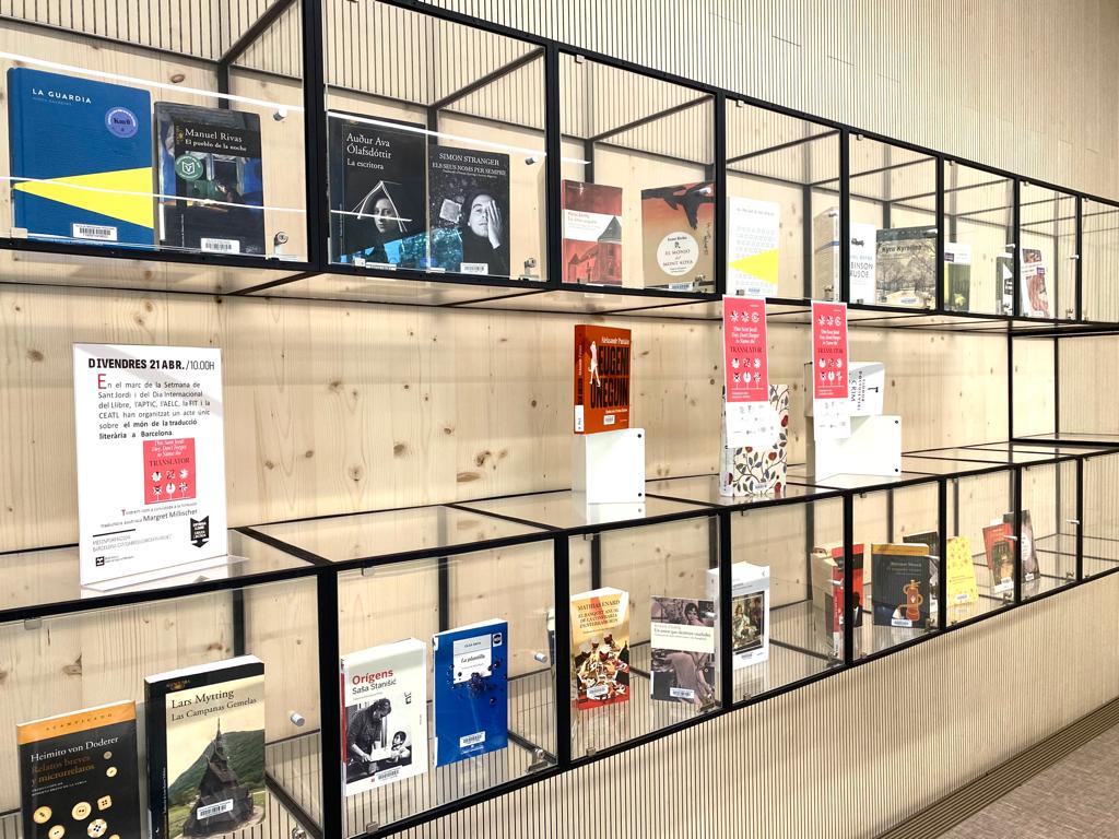 bgarciamarquez's tweet photo. Tot a punt per celebrar la prèvia més babèlica de Sant Jordi! No oblideu mai que si us emocioneu amb Shakespeare, Ernaux, Goethe, Tolstoi, Szymborska o Akhmàtova, és gràcies a la feina dels traductors i traductores. Demà, de la mà de l'@apticassociacio serem els més políglotes! https://t.co/5qc7oKIbHL