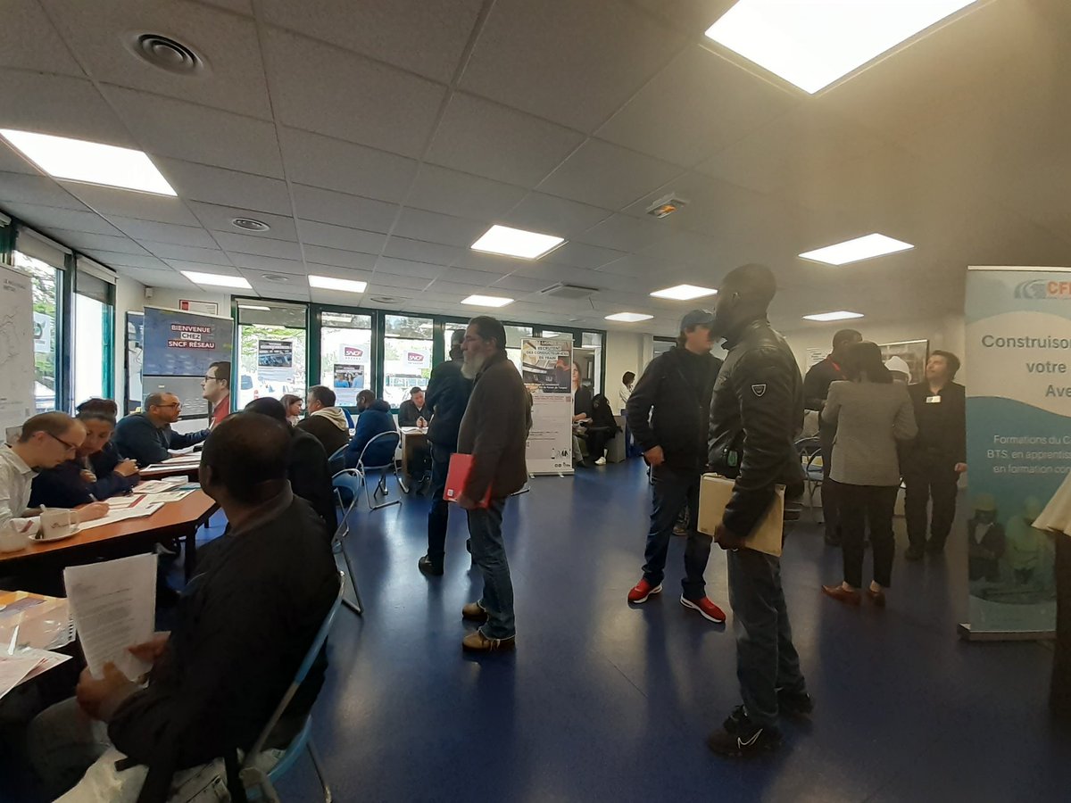 🔴 En direct du forum #Emploi et #formation dans les secteurs du bâtiment et ferroviaire à la Cité des métiers de <a href="/villedetrappes/">Trappes</a>
🚀 10 entreprises sont présentes 
➡️150 chercheurs d'emploi sont attendus
Un démarrage prometteur 🎯
#TousMobilisés #avecPôleEmploi 
#SemaineBâtiment