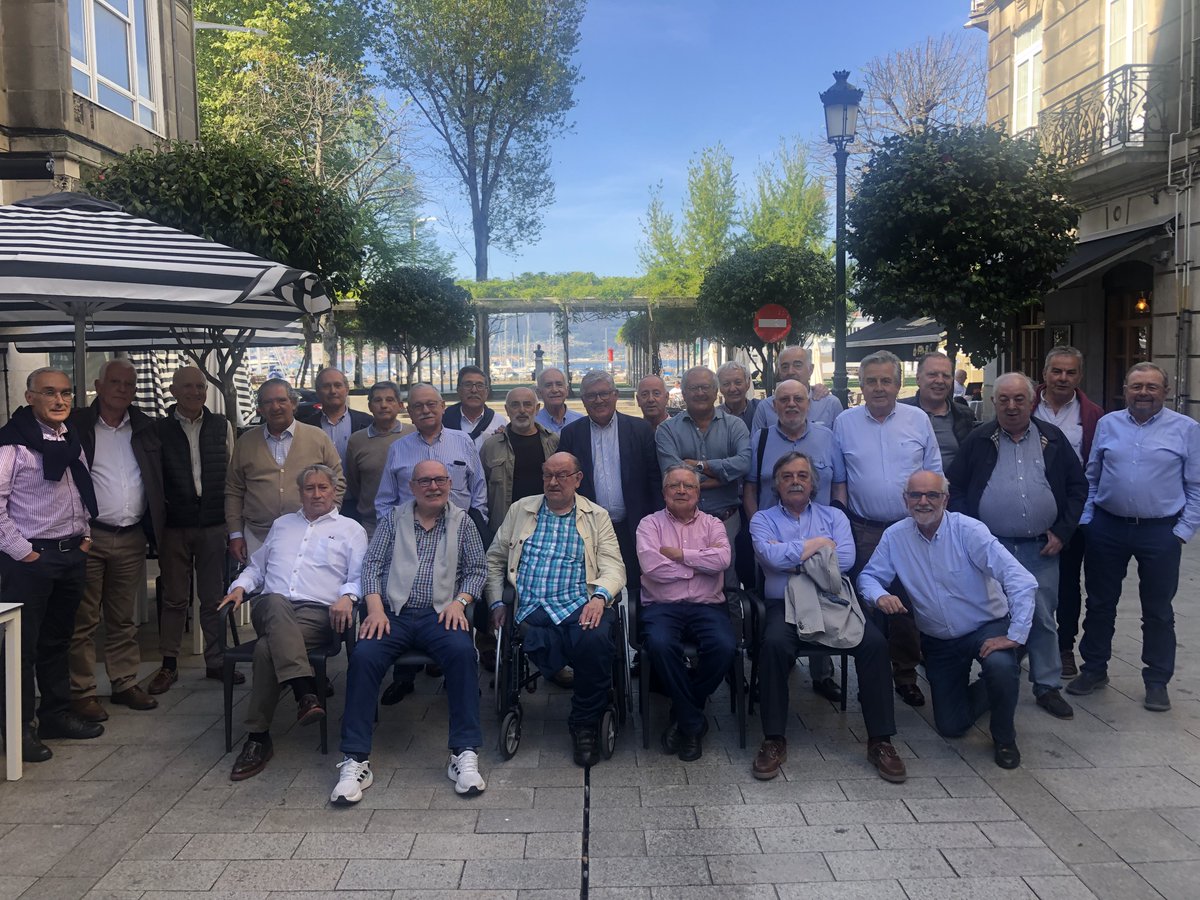 JulioSequeiros's tweet photo. Un hombre. Un hombre. ¿Me preguntáis que es un hombre?
Un hombre es una madre y un bachillerato.
Hace sesenta años compartíamos pupitres. Hoy compartimos una forma de estar en el mundo. Una generación de alumnos de los jesuitas de Vigo. Colegio Apóstol Santiago. 1960 a 1968. https://t.co/rGVUgXQ53H