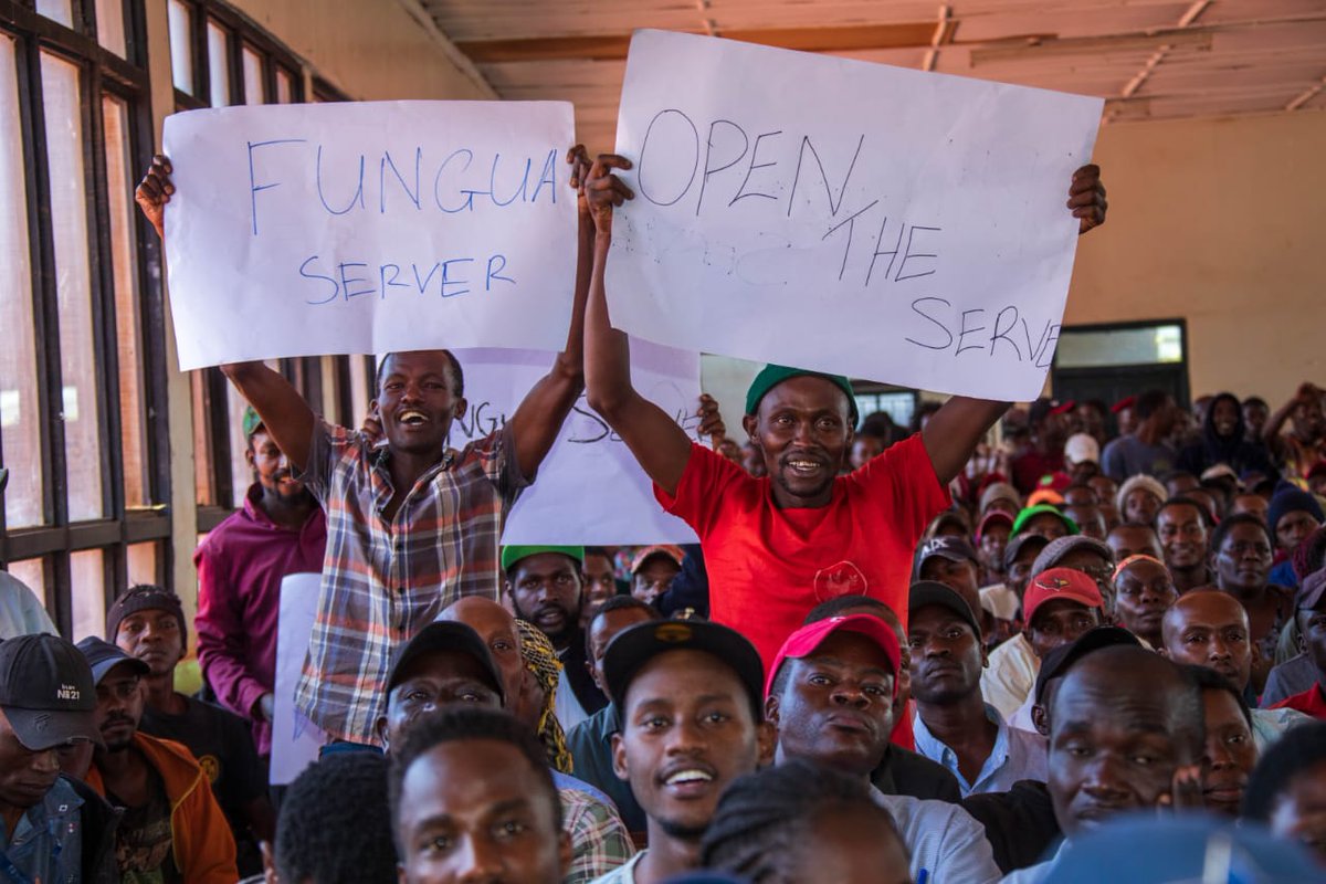 RailaOdinga's tweet photo. Murang'a's non-shareholders spoke up: the crippling cost of living and blatant disregard for the plight of the mwanainchi must end. 

The misplaced priorities of this regime cause untold suffering, but one solution stands out among many as a starting point: Open the Severs Now! https://t.co/dlS5Kfil9i