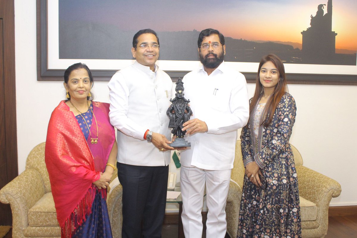 AbhiPawarBJP's tweet photo. महाराष्ट्राचे मुख्यमंत्री मा श्री @mieknathshinde जी, उपमुख्यमंत्री मा श्री @Dev_Fadnavis जी व विरोधी पक्षनेते मा श्री @AjitPawarSpeaks दादा यांची सहकुटुंब भेट घेऊन १० मे रोजी औसा नगरीत संपन्न होणाऱ्या माझ्या मुलाच्या विवाहाचे व सामुहिक विवाह सोहळ्याचे सस्नेह निमंत्रण दिले. https://t.co/0xbfokaJgo