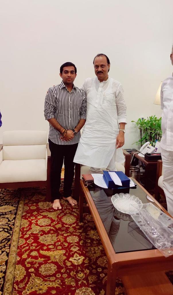 AbhiPawarBJP's tweet photo. महाराष्ट्राचे मुख्यमंत्री मा श्री @mieknathshinde जी, उपमुख्यमंत्री मा श्री @Dev_Fadnavis जी व विरोधी पक्षनेते मा श्री @AjitPawarSpeaks दादा यांची सहकुटुंब भेट घेऊन १० मे रोजी औसा नगरीत संपन्न होणाऱ्या माझ्या मुलाच्या विवाहाचे व सामुहिक विवाह सोहळ्याचे सस्नेह निमंत्रण दिले. https://t.co/0xbfokaJgo