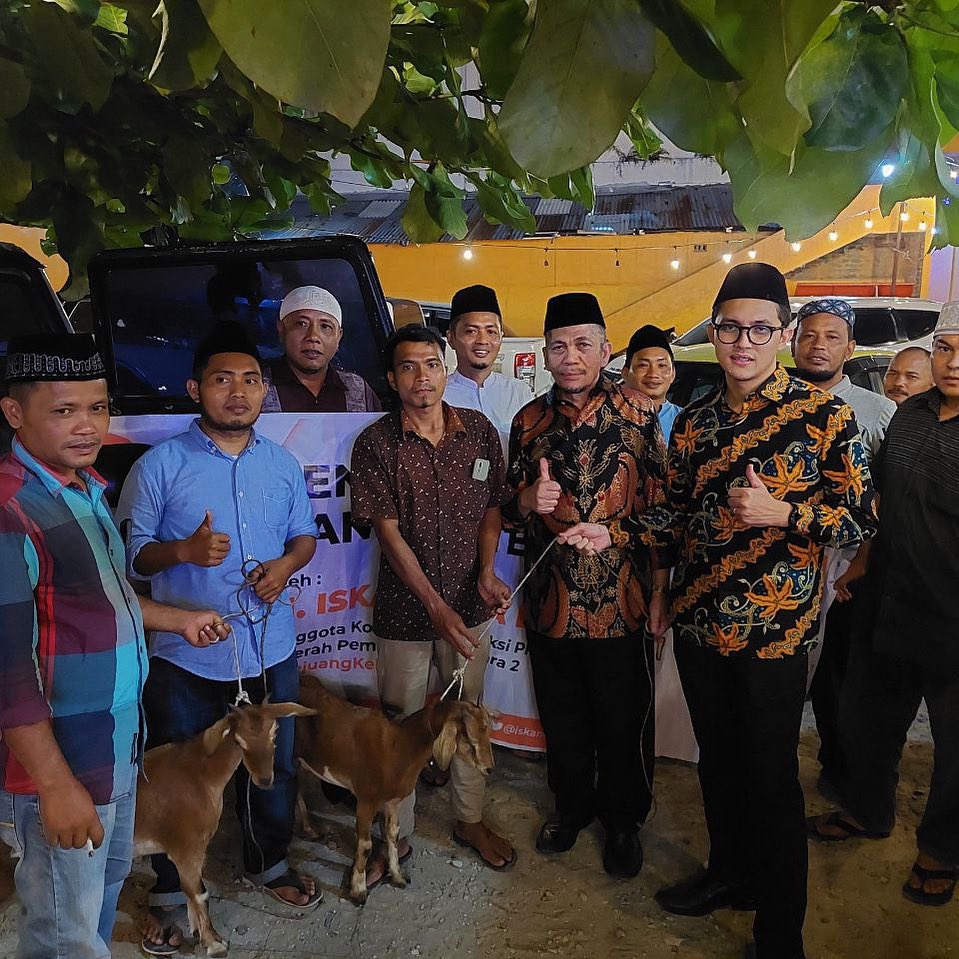 IskanQL's tweet photo. Penyerahan Bantuan Ternak Kambing sebanyak 25 ekor kepada pemuda-pemuda di Kab. Padang Lawas guna untuk meningkatkan perekonomian masyarakat.
(Posted by Admin)
#IskanQolbaLubis
#PejuangSosial
#PejuangHaji
#FPKS
#DPRRI
#KomisiVIII
#sumut2 https://t.co/9hejd8ncIo