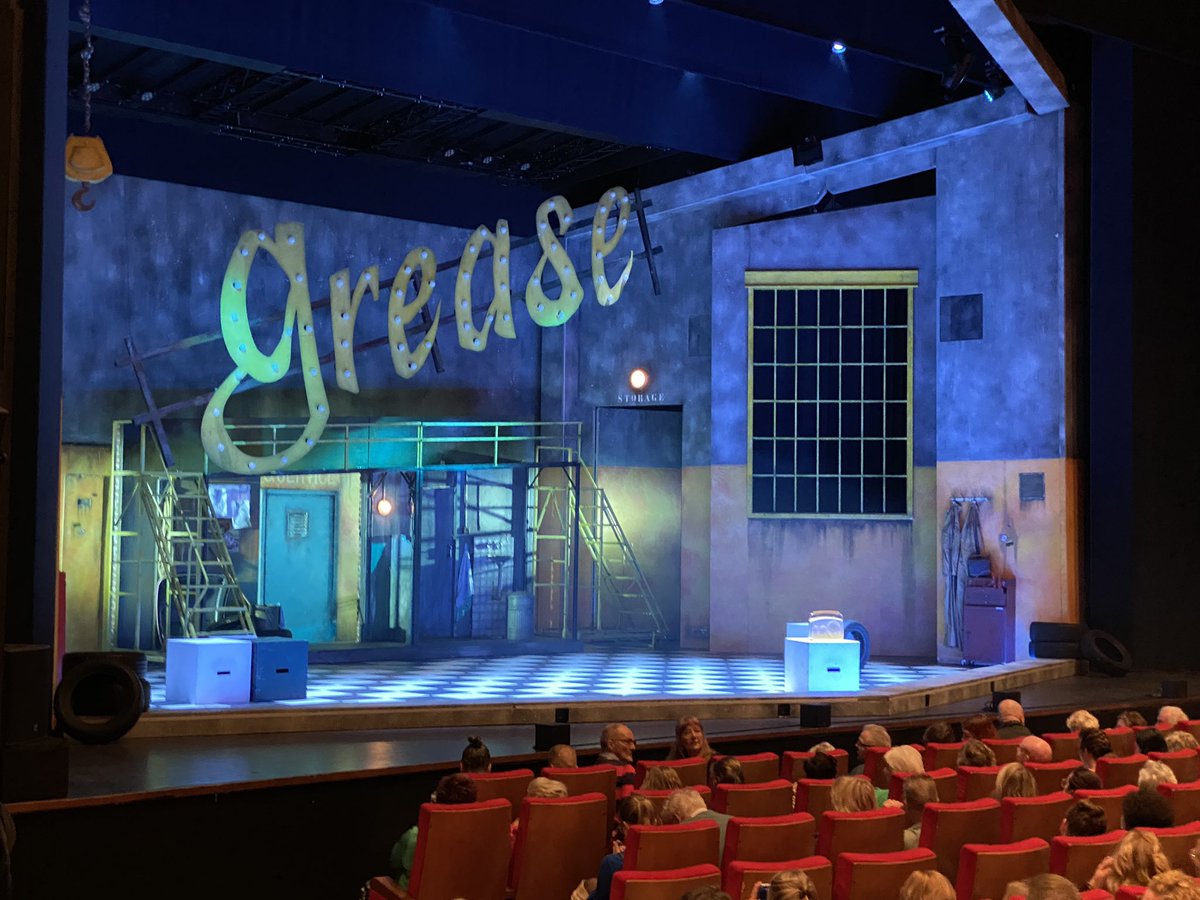 PhHondelink's tweet photo. Gisteren een geslaagde @metaalunie voorjaarsbijeenkomst @Martiniplaza met 150 leden/gasten. Na een netwerk moment en een heerlijk diner gezamenlijk naar de noordelijke première van de musical Grease. Volle bak, fijne sfeer, mooie muziek en een prachtige voorstelling. Geslaagd!!!! https://t.co/zZRc7fS150