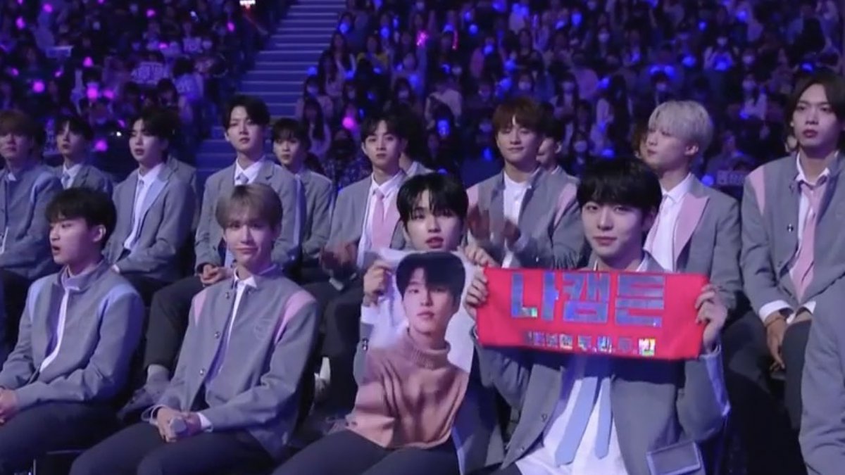 daydreamer_kr's tweet photo. I can’t 🤣🤣🤣

Other trainees : bring slogan to supporting final member to debut

Lee seunghwan : I LOVE ME 💖 https://t.co/rSvLh3KYrv