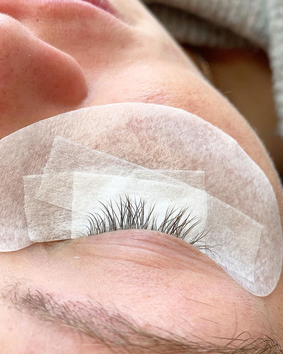 SimplyCopStudio's tweet photo. OBS❗️❗️❗️Det første billede er ikke mit arbejde!
En af mine dejlige kunder fik lavet sin "one lash" af en anden tekniker, men desværre blev hun meget skuffet... der var påført FOR meget lim. HUSK, piger, pas godt på jeres naturlige vipper, så vælg jeres vippetekniker med omtanke! https://t.co/BnyOr1G18u