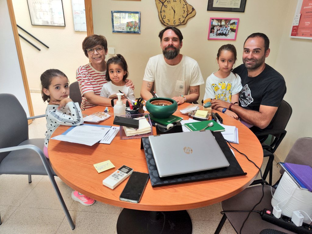 SergioAguinaga6's tweet photo. 👋Hoy damos la bienvenida en #SembrandoInclusión 🌱 #Sufragio @GrupoAMAS @AytoLeganes a dos nuevas #madrinas 🧚‍♀️
  
👉Ellas son María y familia que tendrán el huerto 1️⃣5️⃣ y  Encarna y su hija @79Chris_79 que disfrutárán del número 1️⃣9️⃣

🫵 Si te apetece tener 1 avísanos por DM! 📥 https://t.co/aqDxjXf6Cj