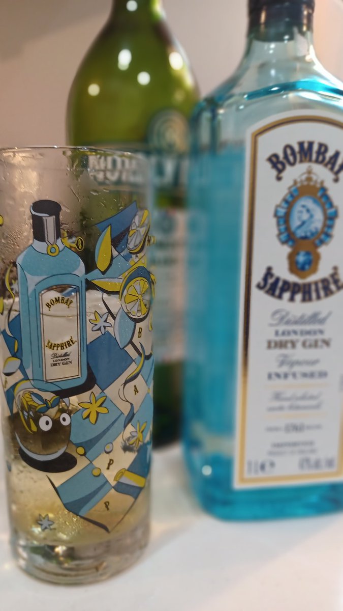 NAVUE6's tweet image. ボンベイサファイアのコップ当たった
やったー
マティーニいただきまーす
#BombaySapphire
#NoillyPrat
