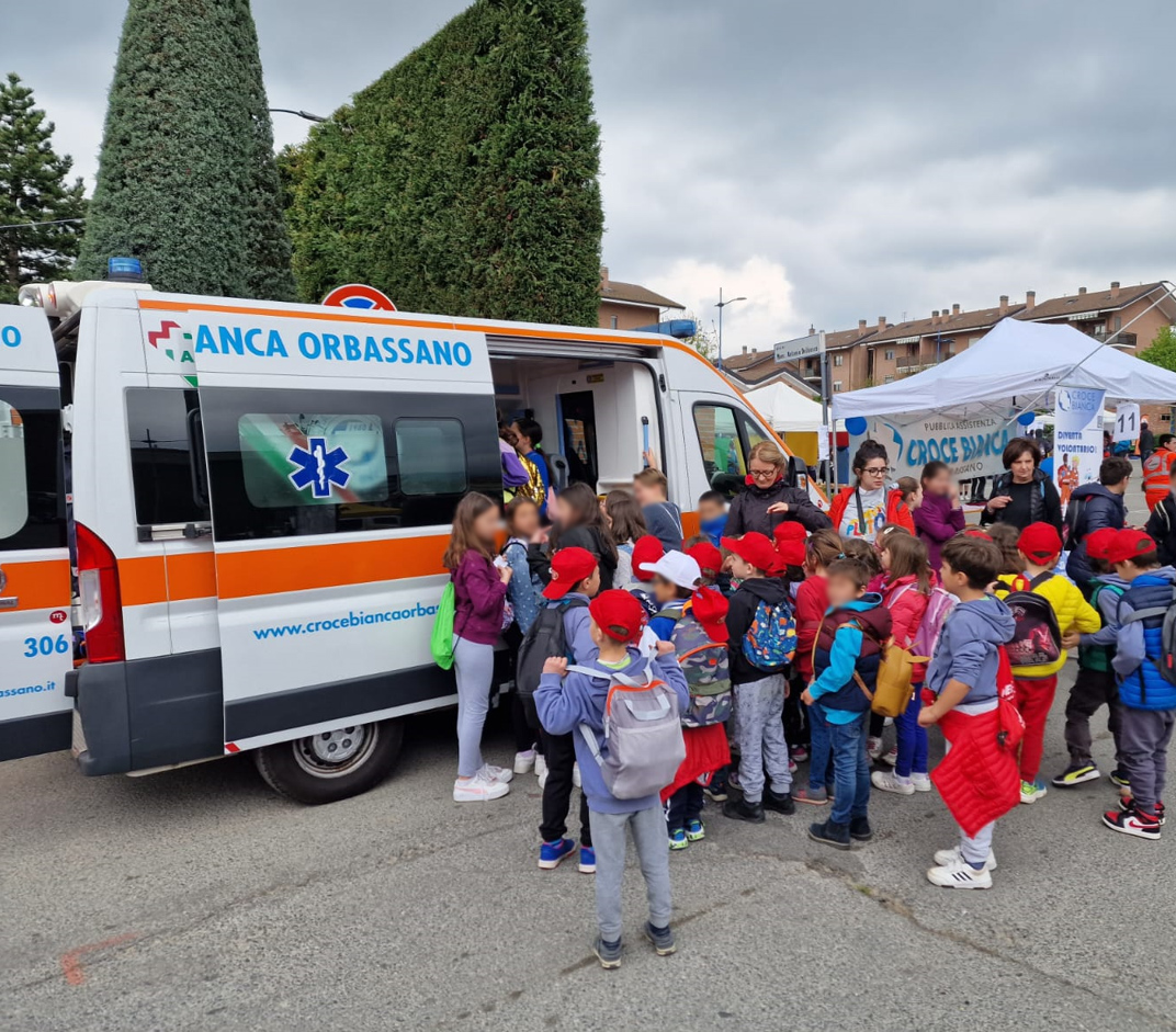 AnpasPiemonte's tweet photo. Grande  interesse oggi da parte degli alunni delle scuole di #Giaveno che hanno partecipato alla manifestazione #Evviva per la sensibilizzazione alla rianimazione cardio polmonare organizzato  da #AslTo3 in collaborazione con #CroceBiancaOrbassano. #blsd
https://t.co/PEO3s0F4cd https://t.co/xvkqmhYgSq
