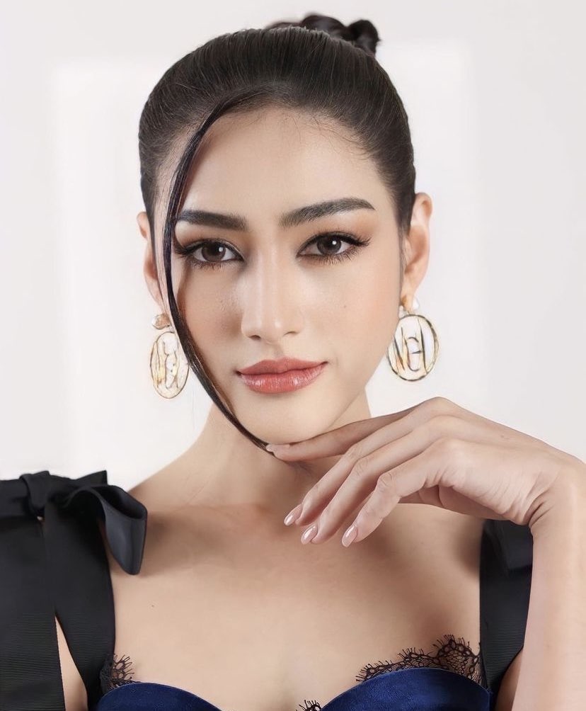 SKIUTheSeries's tweet photo. 16.Her dream is to travel to all Thai national park.
17.Her favourite genre of movie is Sci-Fi
18.She likes Anesthetic (Idk? how? Maybe you should ask her)
19.She’s afraid of blood.
20.She doesn’t fall in love easily but… https://t.co/923cFKF4I0