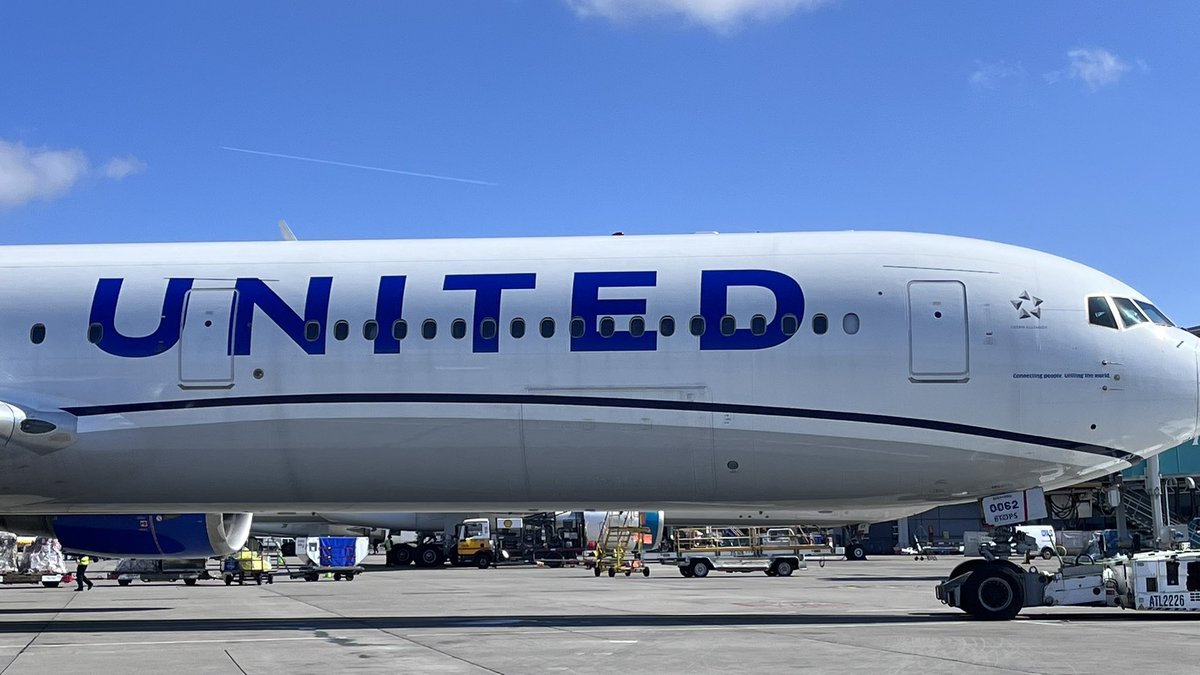 DUBsamUA's tweet photo. @_ZachGriff hi Zach. You flew with us out of Dublin today. Here are a couple of shots of your aircraft. Feel free to use if you so wish. https://t.co/tLH98vN6ui