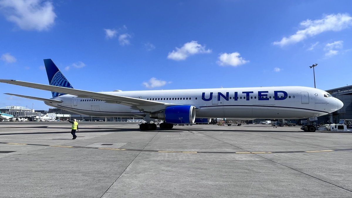DUBsamUA's tweet photo. @_ZachGriff hi Zach. You flew with us out of Dublin today. Here are a couple of shots of your aircraft. Feel free to use if you so wish. https://t.co/tLH98vN6ui