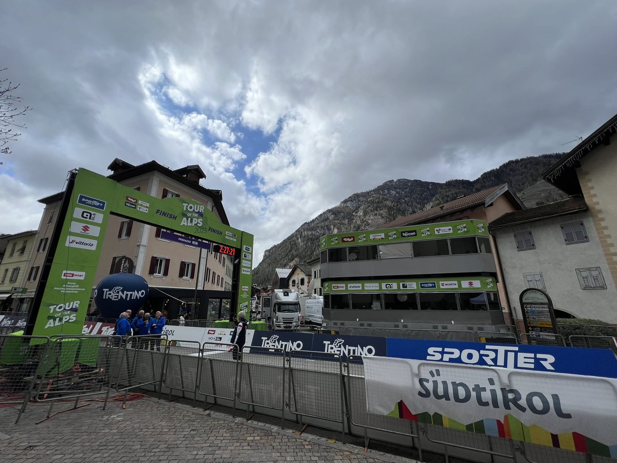 wielerman's tweet photo. Predazzo @Tourof_TheAlps @sporza_koers #Arrivo #aankomst https://t.co/Ga0YS0MQUA