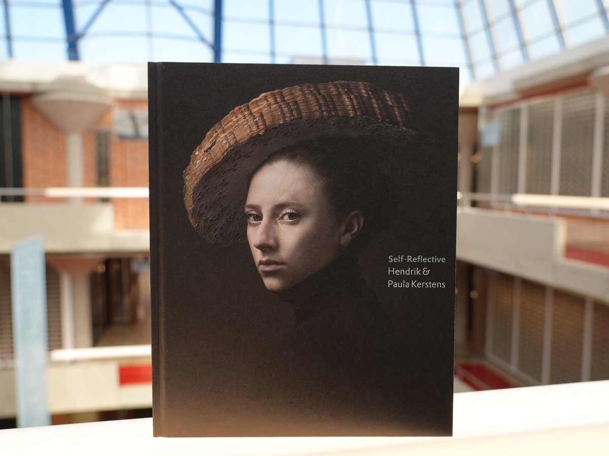 ubleiden's tweet photo. Bent u ook zo gefascineerd geraakt door de portretten van Hendrik &amp; Paula Kerstens?
Alle foto's uit hun serie 'Paula' werden door @HeuvelMaartje gastcurator van de tentoonstelling #SelfReflective @museumhilversum in dit gelijknamige boek samengebracht:
➡️https://t.co/zLDaLblfnJ https://t.co/GHTejuHcvN