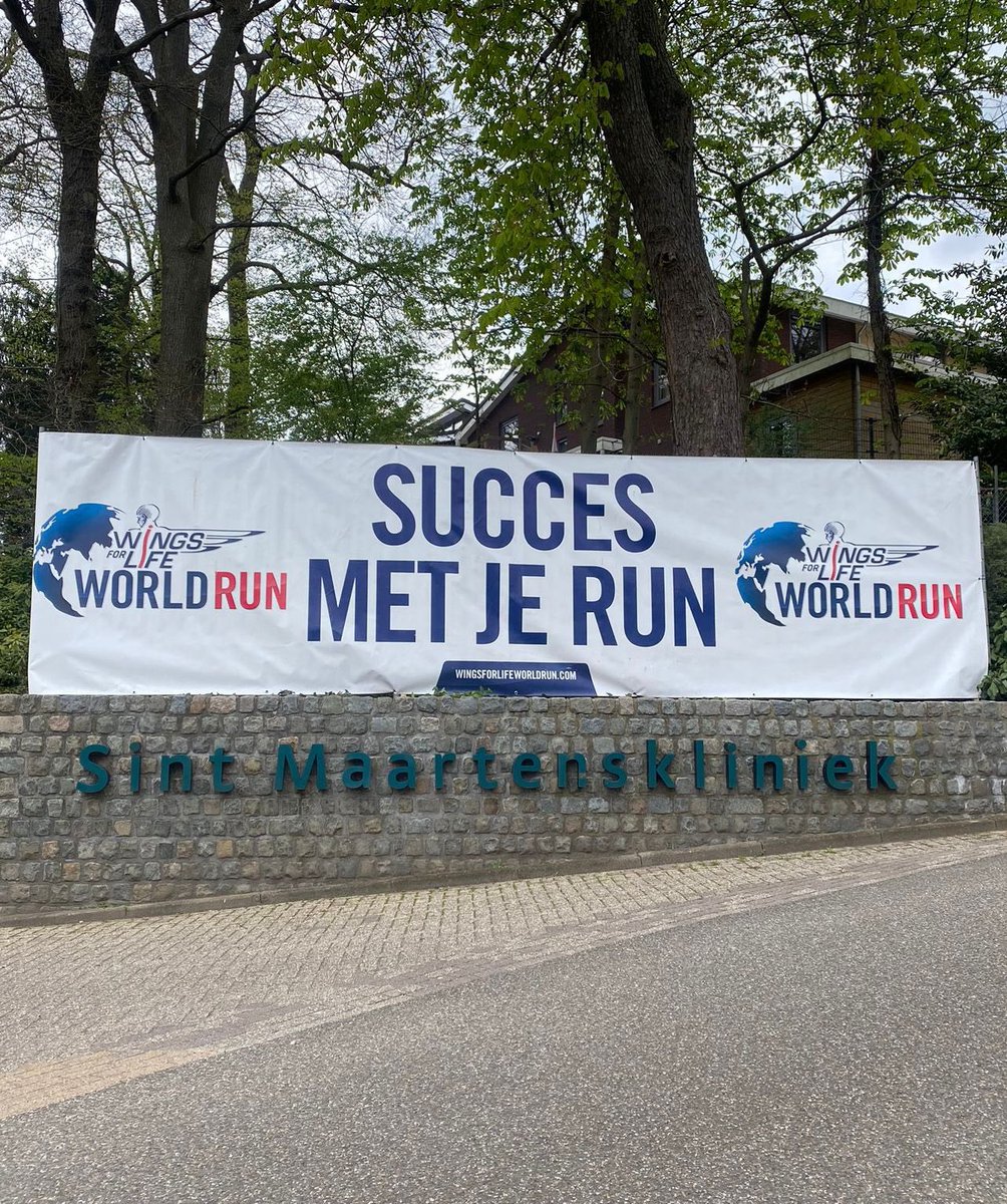Ook het spandoek hangt er weer klaar voor! 💪🏻 Dank mannen van de tuin <a href="/maartenskliniek/">Sint Maartenskliniek</a>! Die jij ook mee? Inschrijven kan nog steeds! wingsforlifeworldrun.com/nl/locations/n…
