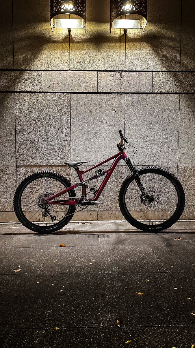 新しい<a href="/specialized_j/">スペシャライズド・ジャパン</a> のバイクが来ました🔥
今回もstatus140(S2)に乗ります！
このサイズはトライアルとMTBが両立できるサイズなので本当におすすめ！

さて、新たな挑戦を始めますか💪