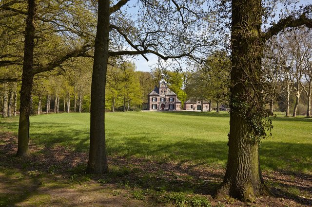 Tip voor de meivakantie | Zondag 7 mei heten de boswachters van #Natuurmonumenten je van harte welkom op landgoed Leusveld bij Brummen. Kom langs tussen 11.00 en 15.00 uur. #brummen #wandelen #kinderactiviteiten #oerrr 
nm.nl/boswachter-leu…