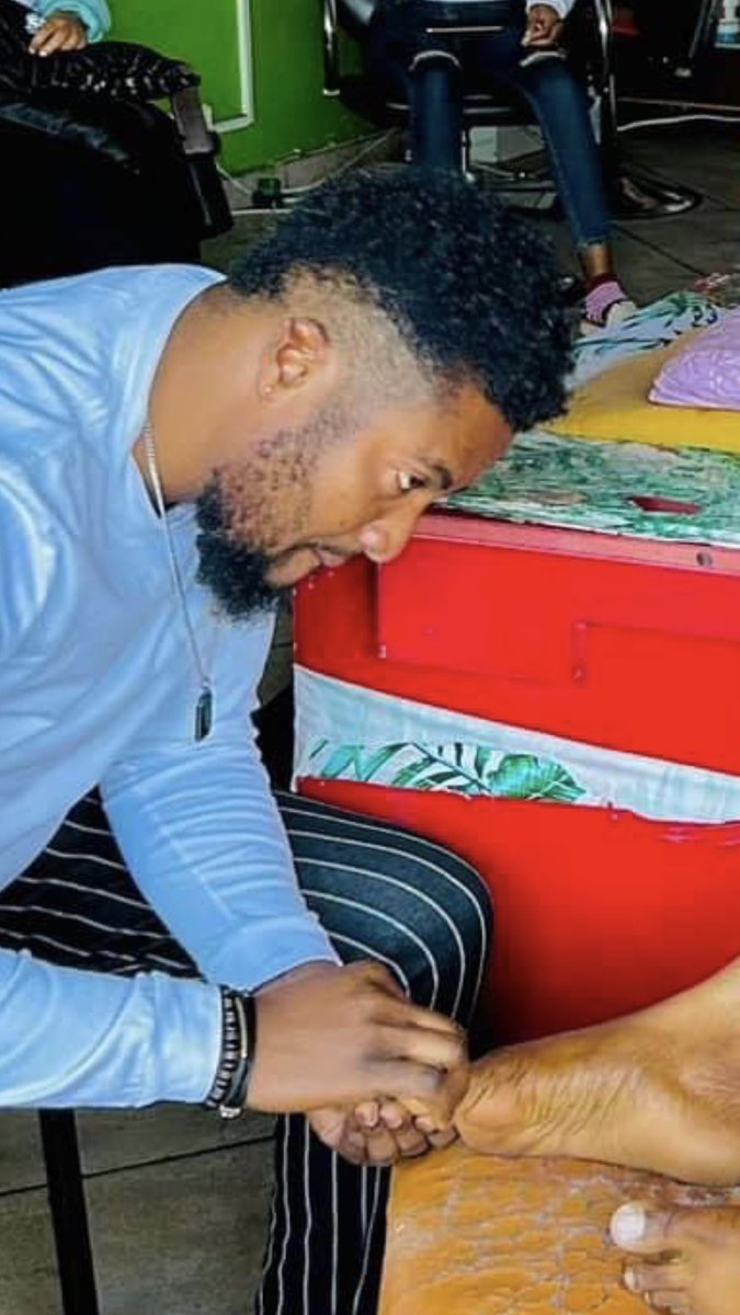 SenAchonu's tweet photo. @iamrealjude2019 What’s the guy looking at?😁 https://t.co/hNYO7rQE86
