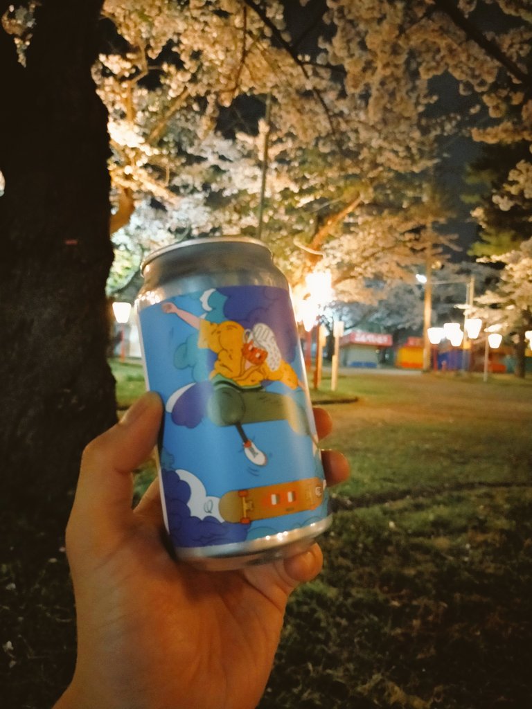 ShikanikWeb's tweet photo. NounsBeerいただきました！
早速、夜桜観ながら飲みました🍻
好きな味で幸せっす🥰
#NounsBeer https://t.co/65FjFg41OW