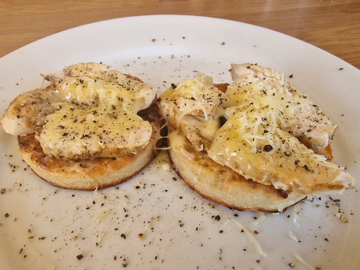 Fizzla1's tweet image. @1xtra
Yo KG...!

Crumpets (yess again 😂) topped with Chicken and Melted Cheese..With a sprinkling of Pepper 👌👌👌👌

#TodaysMenu #ChefsKiss #MasterChef