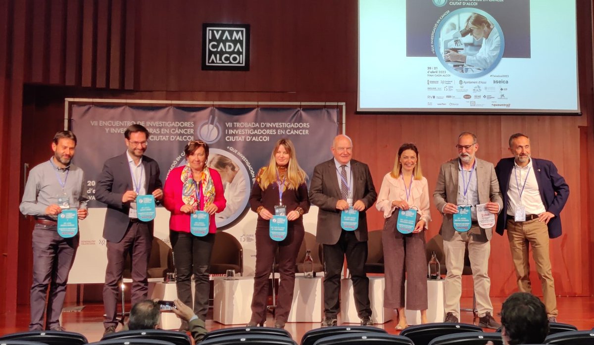 GVAfisabio's tweet photo. 🏅 Personal científic de #Fisabio que participa en la Trobada rep un reconeixement a la seua tasca investigadora i és obsequiat amb les mateixes banderoles que reben els guanyadors del
@Trailalcoi

Enhorabona! 👏

 #7eicalcoi2023 https://t.co/vP7LWmXXEO