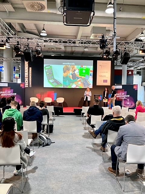 reedu_de's tweet photo. „How to StartUp green“ - Dazu hat unsere Mitarbeiterin Verena Witte gestern auf der #HM23 @KNUW_NRW unser #startup und die #senseBox vorgestellt #digitalebildung #citizienscience #opendata #SmartCity👏 Ihr wollt mehr erfahren? Dann schaut @hannover_messe in Halle 17, B46 vorbei📍 https://t.co/51dgZDDgAN