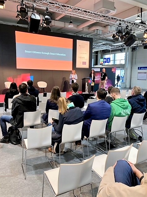 reedu_de's tweet photo. „How to StartUp green“ - Dazu hat unsere Mitarbeiterin Verena Witte gestern auf der #HM23 @KNUW_NRW unser #startup und die #senseBox vorgestellt #digitalebildung #citizienscience #opendata #SmartCity👏 Ihr wollt mehr erfahren? Dann schaut @hannover_messe in Halle 17, B46 vorbei📍 https://t.co/51dgZDDgAN